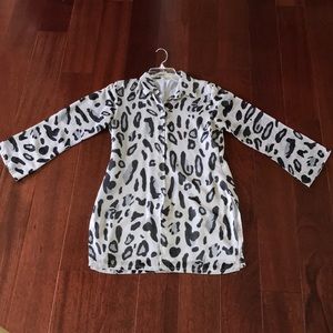 💡Gray cheetah/zebra blouse